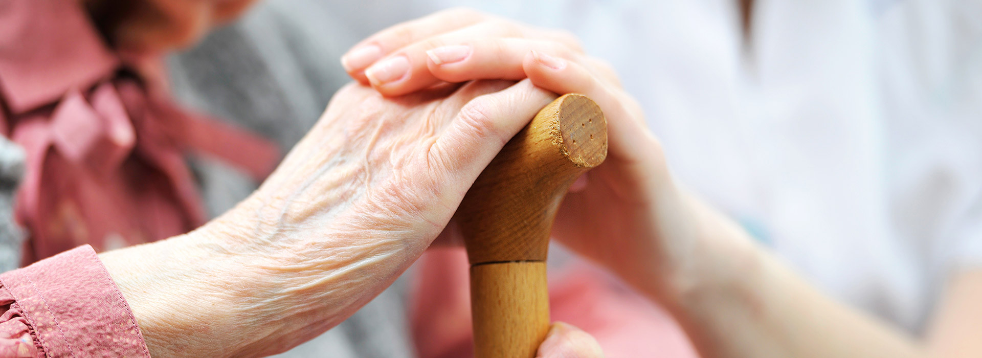 Pflegerin und Seniorin im freundlichen Gespräch – Pflegekonzept